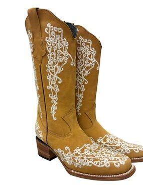 Women’s Embroidered Western Boots - Tan with White Stitching